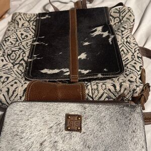 Chic Patterned Messenger Bag with Brown Accents